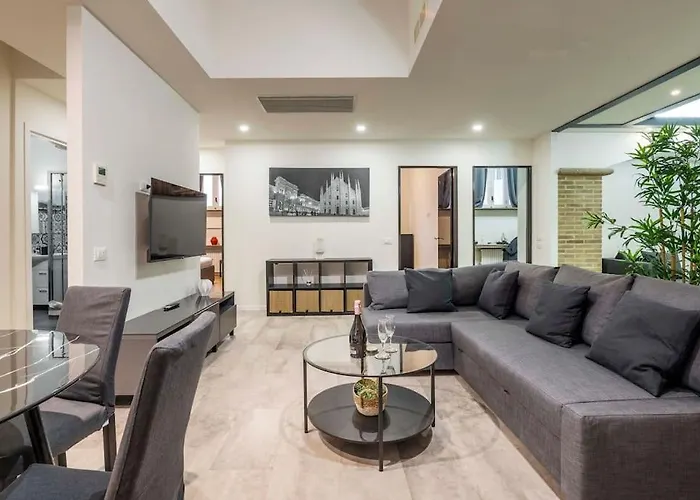 Comfortable 3 Bedrooms Few Steps From Duomo Apartment *