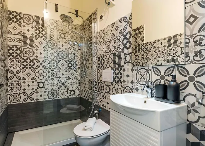 Comfortable 3 Bedrooms Few Steps From Duomo Apartment *